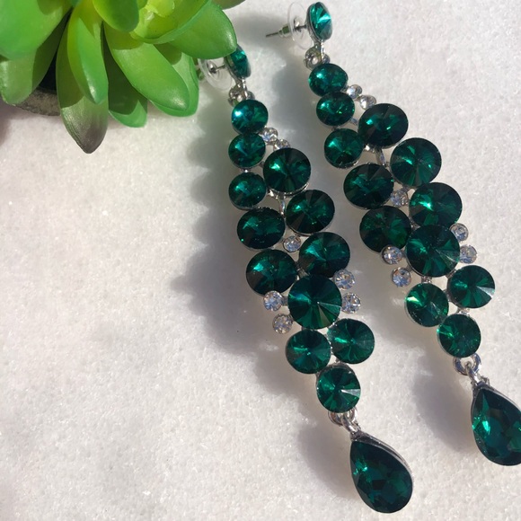 Beautiful vibrant emerald green earrings 4 inch drop - Picture 7 of 10